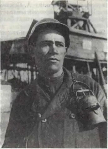 А И Семиволос знатный бурильщик Криворожья 1940 г В мае 1939 г в - фото 145