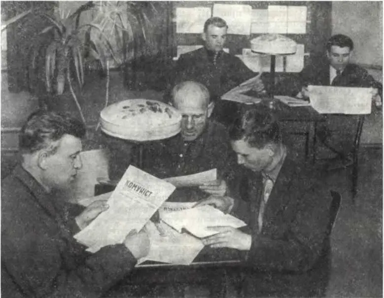 В библиотеке клуба поселка Селидовка Донецкой области 1938 г Важная роль в - фото 153