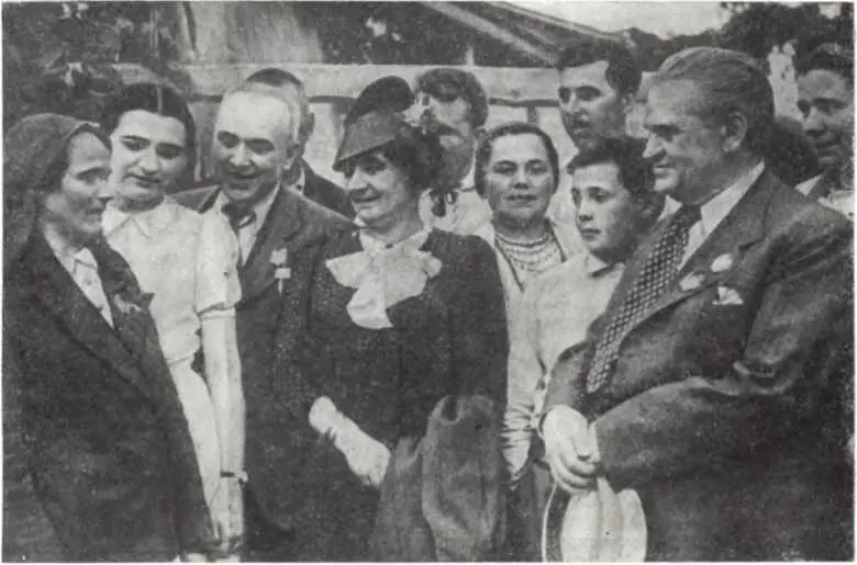 Артисты МХАТа среди колхозников Бориспольского района Киевской области 1938 - фото 161