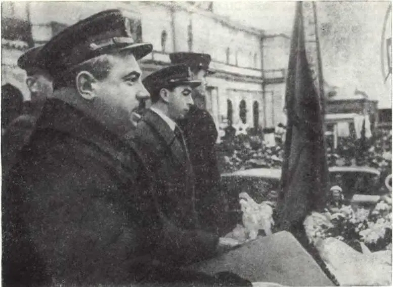 Встреча папанинцев Киев 1938 г Депутаты повседневно заботились об - фото 166