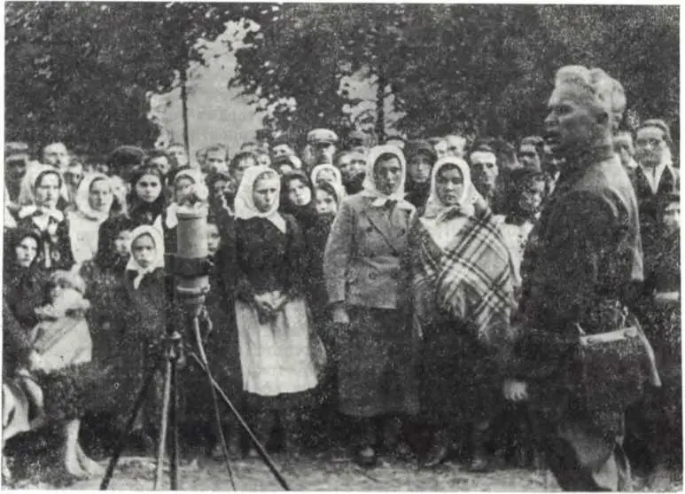 Выступление А П Довженко на митинге крестьян с Добросин Львовского - фото 167