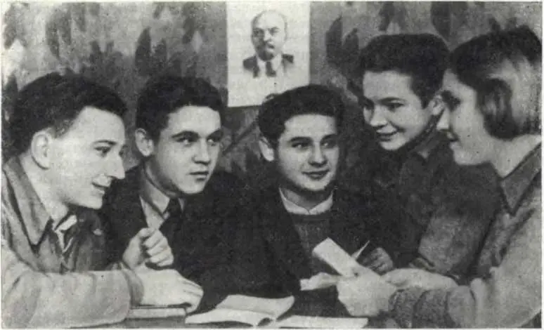 Учащиеся львовской средней школы 16 изучают Устав ВЛКСМ 1940 г После - фото 172