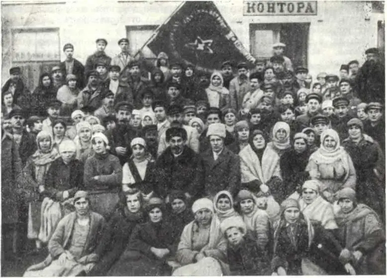 Рабочие Одесской джутовой фабрики В центре Н А Скрыпник и А В Иванов 1923 - фото 28