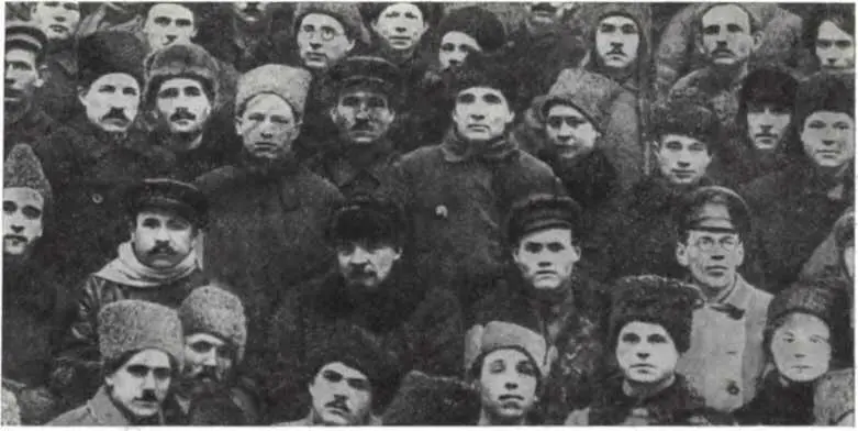 В И Ленин среди делегатов II Всероссийского съезда горняков Москва 1921 г - фото 4