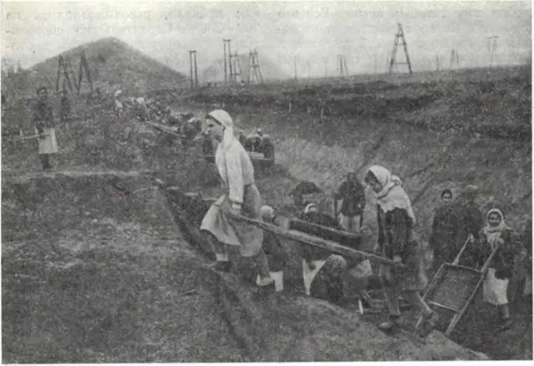 Строительство противотанковых рвов Сталинская область 1941 г На - фото 12