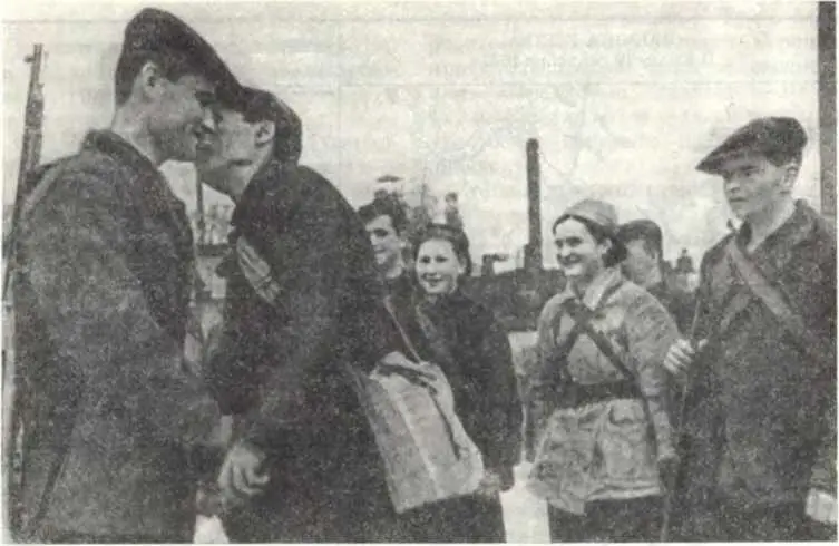 Бойцы киевского народного ополчения перед отправкой на фронт Июль 1941 г В - фото 14