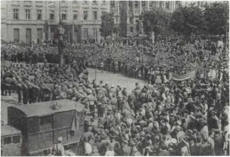 Митинг трудящихся Львова посвященный освобождению города от немецкофашистских - фото 157