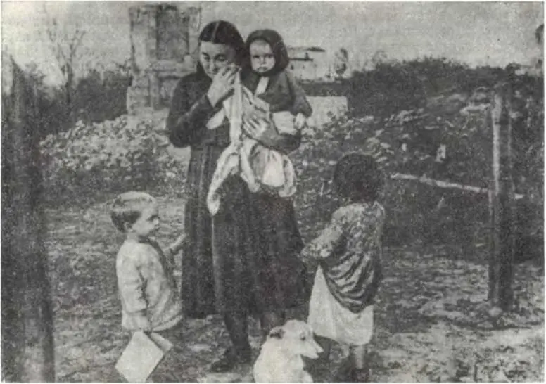 На пепелище родного дома Киевская область 1943 г Были разрушены строения и - фото 178