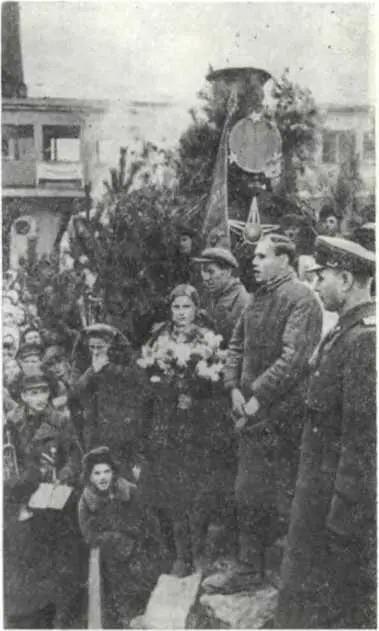 Митинг в Киеве Выступает секретарь Железнодорожного райкома партии Я Н - фото 182