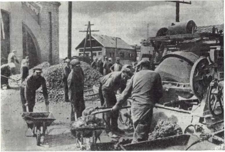 На восстановлении рудника им С М Кирова Кривой Рог 1944 г Так большое - фото 191