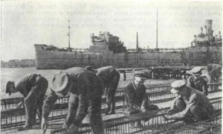 Ученики школы ФЗО на восстановлении причала Одесского порта Сентябрь 1944 г - фото 194