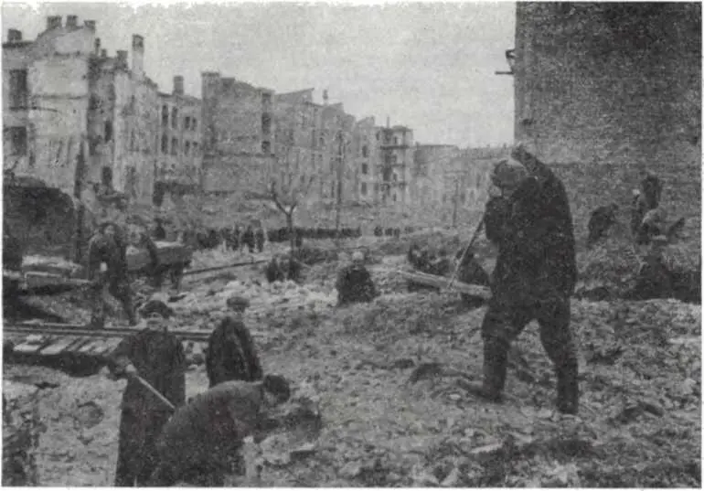 На восстановлении Крещатика Киев 1944 г К концу войны в городах и рабочих - фото 200