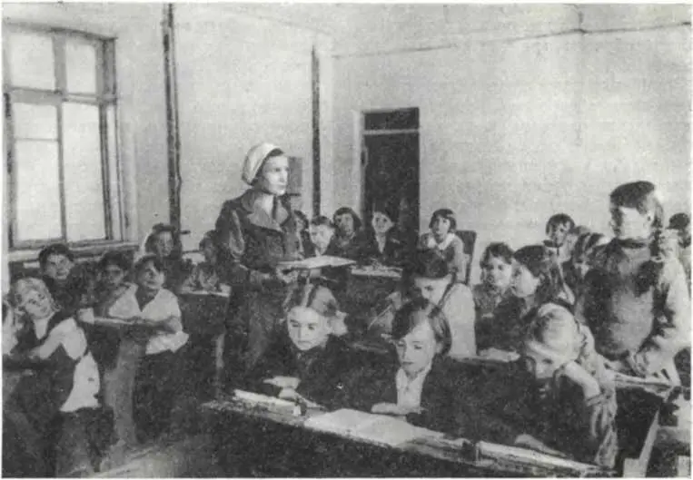 В освобожденном г Енакиево дети сели за парты 1943 г Школьное хозяйство - фото 203