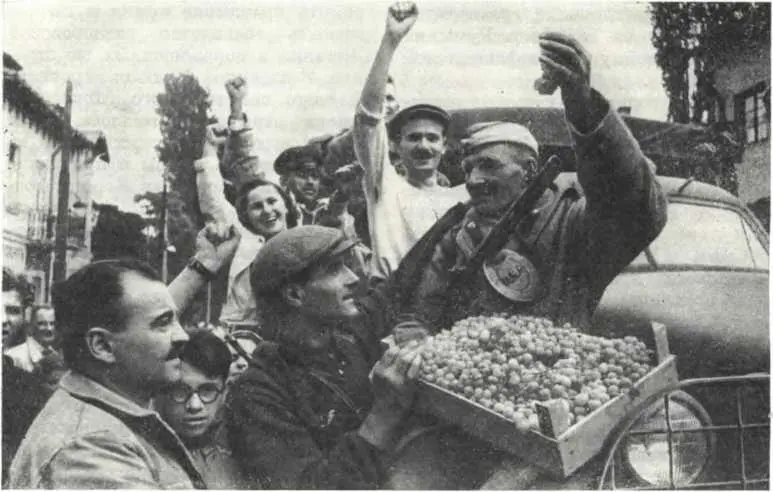 Жители Болгарии встречают советских воинов Сентябрь 1944 г Командующий 3м - фото 211