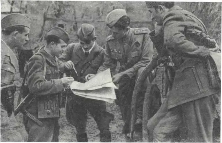 Советский офицер в штабе югославской бригады НОАЮ Октябрь 1944 г В сентябре - фото 212