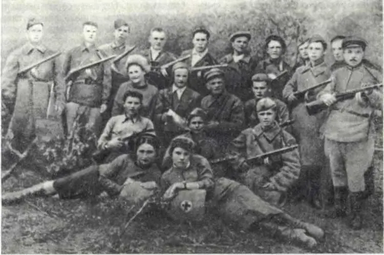 Лебединский партизанский отряд 1941 г До конца 1941 г противник упоминал - фото 42