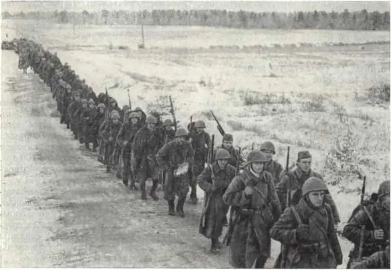 Резервы пехоты идут на фронт Западный фронт 1941 г 22 октября Харьковский - фото 43