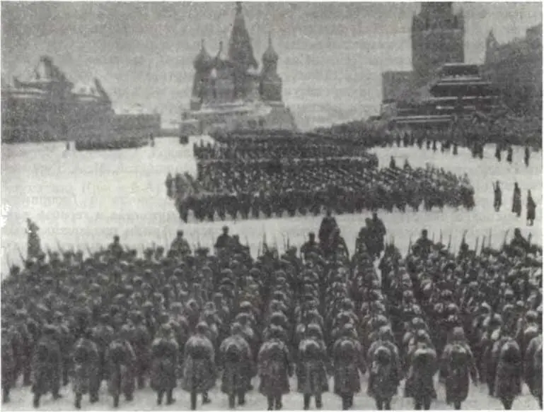 Военный парад на Красной площади 7 ноября 1941 г Благодаря героическому - фото 44