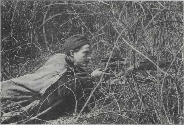 Снайпер Л М Павличенко на огневой позиции Севастополь 1942 г Значение - фото 52