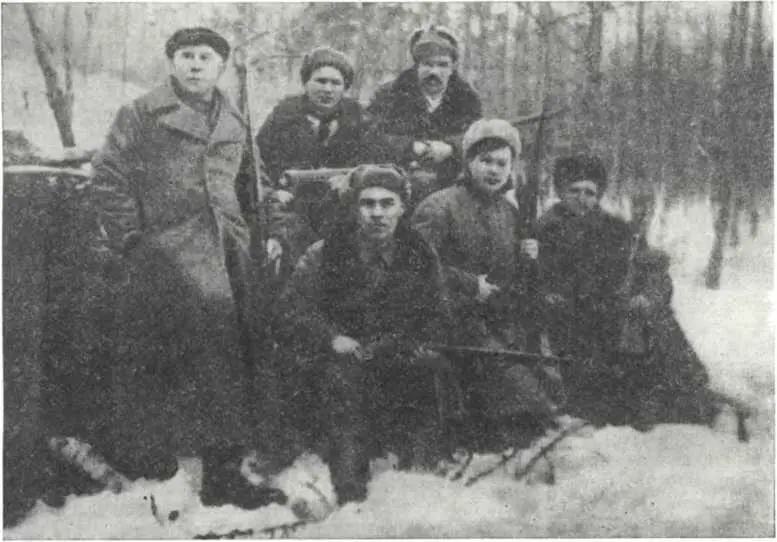Группа партизан Изюмского отряда Харьковская область 1942 г На Киевщине - фото 58