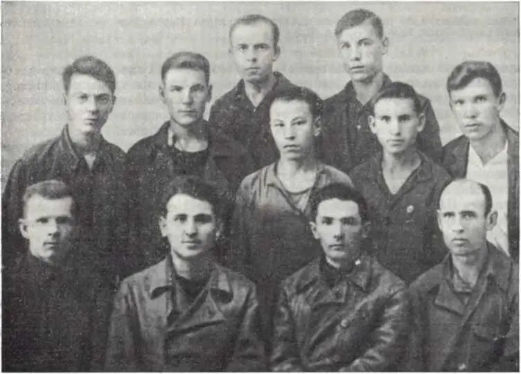 Комсомольскомолодежная бригада киевского завода Арсенал одна из - фото 99