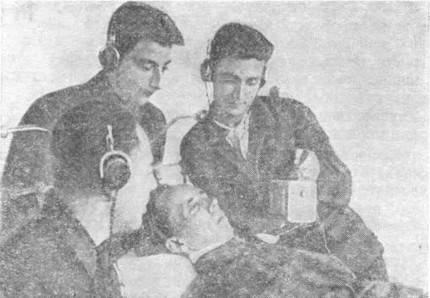 Н А Островский выступает по радио 1935 Вдохновенно говорил он о родине - фото 30
