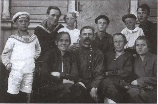 Саша Сахаровский крайний слева с родителями и родственниками Супруга А - фото 2