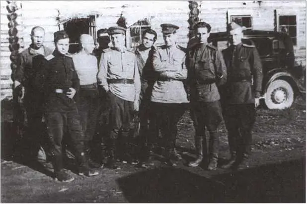 АМ Сахаровский первый ряд третий слева с сотрудниками фронтовой - фото 4