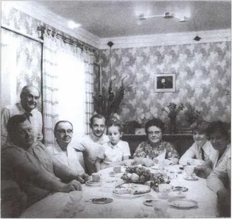 В семейном кругу Последнее фото АМ Сахаровского сделанное 3 сентября 1983 - фото 18