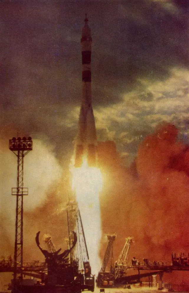 Старт космической ракеты За иллюминатором в черноте неба вспыхнули мириады - фото 22