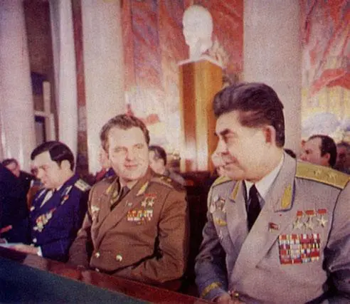 Космонавты на торжественном собрании Слева направо Ю В Романенко В А - фото 37