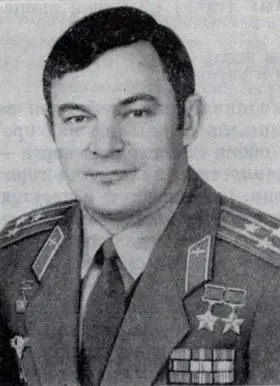Юрий Викторович Романенко Летчиккосмонавт СССР дважды Герой Советского Союза - фото 95