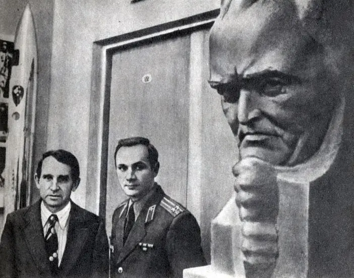 О Г Макаров и В А Джанибеков в музее Звездного городка 1981 г Когда его - фото 97