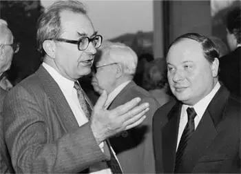 Отто Лацис и Егор Гайдар Встреча в редакции с писателем Василием Аксеновым - фото 11