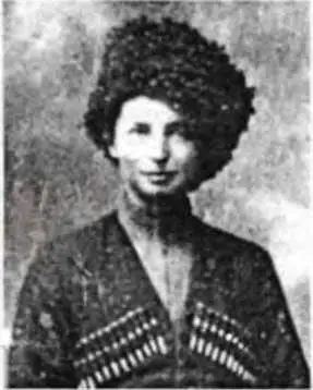Родилась в 1896 г в Чернигове в дворянской семье фамилия по матери Отец - фото 124