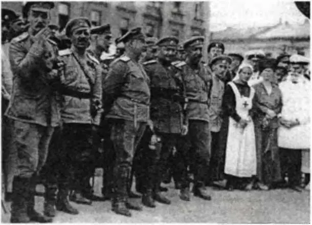 Генерал Деникин в центре на улицах Харькова летом 1919 года Само собой с - фото 194