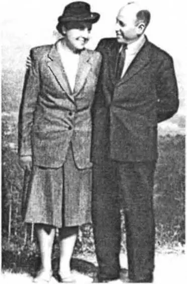Резидент и его зам Зоя Ивановна и Борис Аркадьевич Рыбкины 1916 год В тот же - фото 22