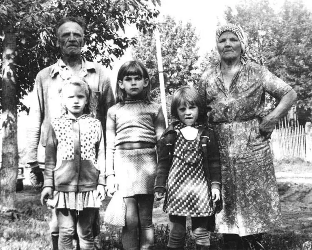 ДядяМитя и тётяНаташа с внуками дер Текарь 1985 г Фото автора В середине - фото 31