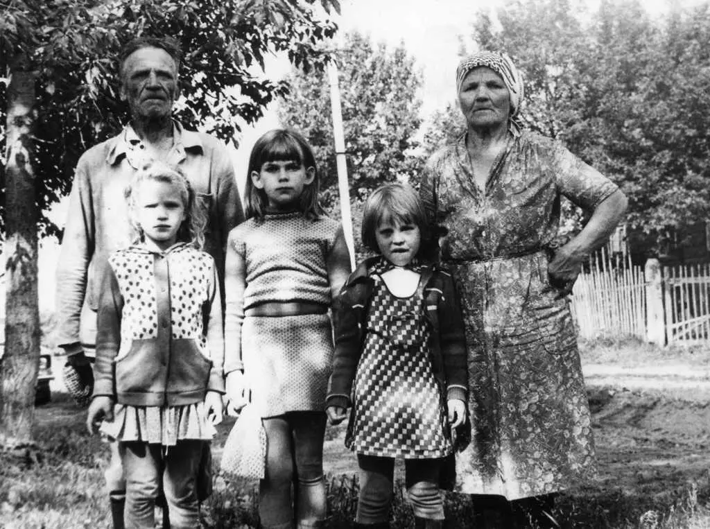 ДядяМитя и тётяНаташа с внуками Фото из личного архива автора В середине - фото 14