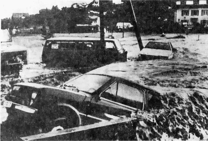 Рис 53 Наводнение в одном из испанских городов в 1987 г в результате разлива - фото 56