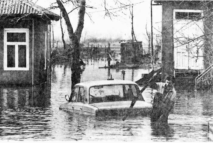 Рис 55 Разлив реки Риони прорвавшей дамбу в январе 1987 г Фото С - фото 58
