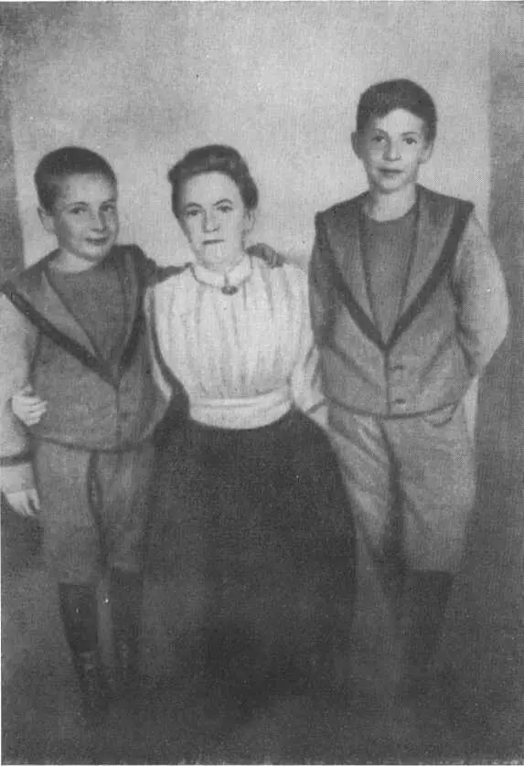 Клара Цеткин с сыновьями Максимом и Костей Клара Цеткин Амстердам 1915 - фото 6