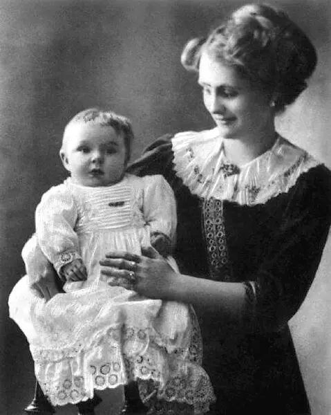Жан Маре на руках у матери Шербург 1914 г Эти примеры оказались для меня - фото 2