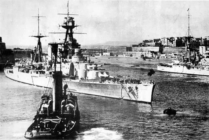 Линейный крейсер Худ в октябре 1936 г вверху в июне 1939 г в - фото 142