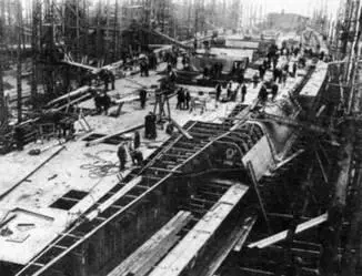 Худ на стапеле Идет установка нижней броневой палубы в 1916 г вверху и - фото 17