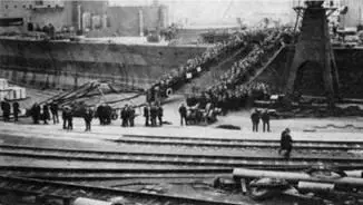 Август 1919 г Худ у заводской стенки во время достройки Линейный крейсер - фото 25