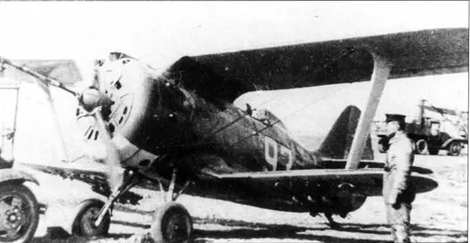 И153 белый тактический номер 93 несет четыре направляющих для реактивных - фото 118