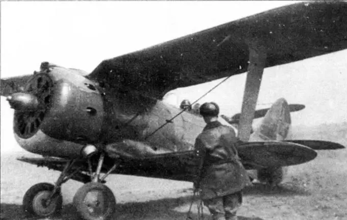 Этот И153 ранних выпусков выруливает на взлет для выполнения штурмовой атаки - фото 125