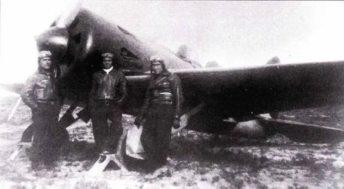 Группа испанских пилотов позирует у одного из четырех УТИ4 ранних серий - фото 137
