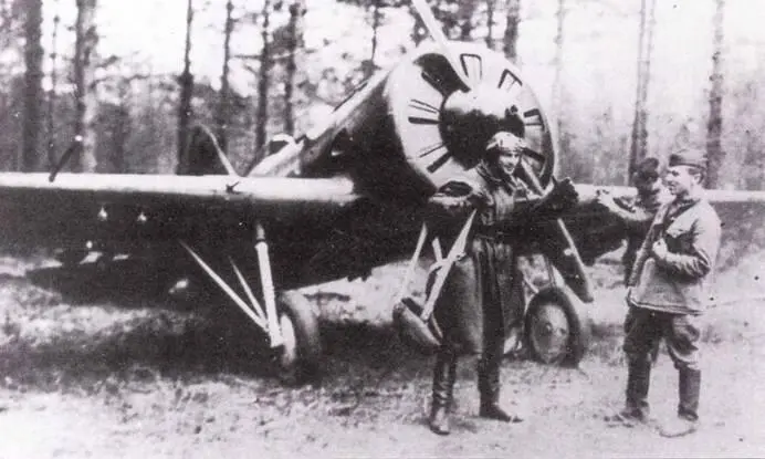 Советский пилот обсуждает свой боевой вылет на штурмовку со своим механиком На - фото 59